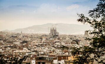 Ile Barcelona sprzedaje koszulek?