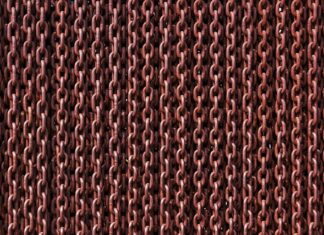 Jakie spinki do czarnej koszuli?