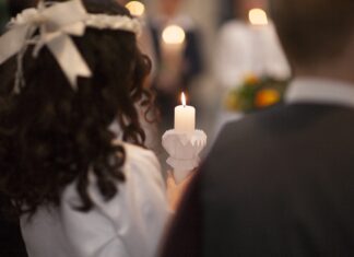 Pamiątka komunii świętej jako prezent od chrzestnych – jak wybrać coś osobistego, a nie przypadkowego? pamiatka komunii swietej
